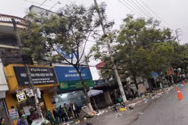 Nữ công nhân đang thu gom rác bị ô tô tông tử vong