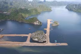 Phó Thủ tướng yêu cầu kiểm tra phản ánh dự án quây núi đá vùng đệm vịnh Hạ Long