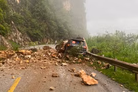 Đất đá sạt lở xuống Quốc lộ 6, vùi lấp ô tô con