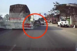 Clip: Tạt đầu xe tải, Santa Fe gặp tai họa