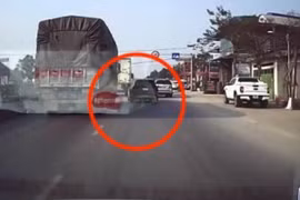 Clip: Tạt đầu xe tải, Santa Fe gặp tai họa