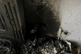 Cứu sống 3 người trong đám cháy do sạc điện thoại