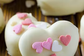 Tự làm bánh bức tranh tình yêu bằng socola cho Valentine