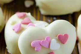 Tự làm bánh bức tranh tình yêu bằng socola cho Valentine