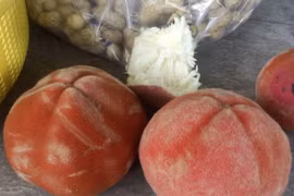 Loại quả “lai” giữa đào và hồng khiến dân mạng sửng sốt