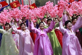 Hình ảnh dân Triều Tiên hào hứng tham gia diễu, duyệt binh