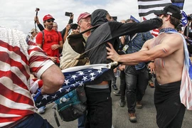 Chùm ảnh hỗn chiến bên bờ biển vì Tổng thống Donald Trump