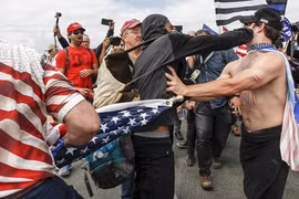 Chùm ảnh hỗn chiến bên bờ biển vì Tổng thống Donald Trump