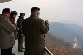 Ảnh: Ông Kim Jong-un thị sát thử nghiệm động cơ tên lửa mới
