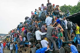 Kinh hãi cảnh chen chúc lên tàu ở Bangladesh