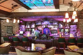 Bên trong câu lạc bộ 33 bí mật ở Disneyland Mỹ