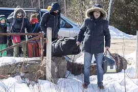 Ảnh dòng người nhập cư ồ ạt vượt biên sang Canada