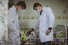 Chùm ảnh bé mồ côi suy dinh dưỡng ở nhà trẻ Belarus