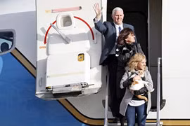 Ảnh: Phó Tổng thống đắc cử Mike Pence chuyển về Washington