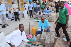 Kỳ lạ đất nước dân dùng xe cút kít chở tiền ra chợ 