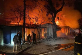 Hà Nội: Cháy lớn tại cửa hàng kinh doanh sữa trên đường Hồ Tùng Mậu