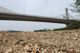 Cận cảnh cồn cát, sỏi sông Lô lộ thiên dưới chân cầu Tình Húc