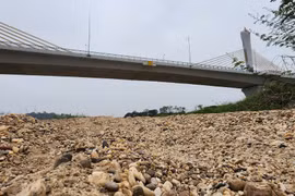 Cận cảnh cồn cát, sỏi sông Lô lộ thiên dưới chân cầu Tình Húc