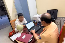 Đã tìm được người giao cho con gái 6 tuổi điều khiển ô tô