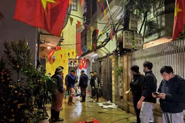 Bùn, đất sự cố metro Hà Nội tiếp tục phun tràn vào nhà dân