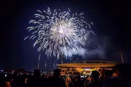 Chen chân ngắm pháo hoa tuyệt đẹp ở sân vận động Mỹ Đình