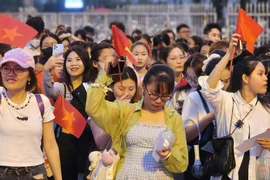 Giới trẻ đổ về sân Mỹ Đình chờ đón “Hẹn ước Bắc Nam“