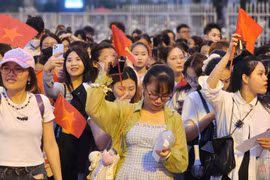 Giới trẻ đổ về sân Mỹ Đình chờ đón “Hẹn ước Bắc Nam“