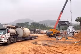 Phá dỡ trạm bê tông trái phép ở Ba Vì