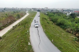 Đê Ngọc Tảo nứt gãy, hiểm hoạ giao thông rình rập