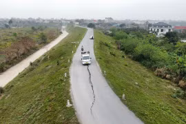 Đê Ngọc Tảo nứt gãy, hiểm hoạ giao thông rình rập