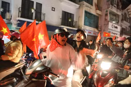 Người dân đổ bộ xuống đường “đi bão” nhưng không quên đèn đỏ