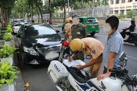 Dùng giấy phép lái xe quá hạn bị phạt bao nhiêu tiền?