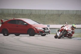 Honda Civic Type-R “so găng” cùng CBR1000RR SP Fireblade 