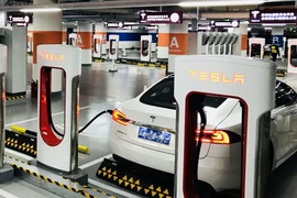 Cận cảnh trạm sạc pin xe hơi lớn nhất Thế giới của Tesla