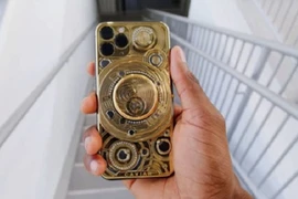 "Đập hộp" iPhone 11 dát vàng 24-carat, đính 137 viên kim cương