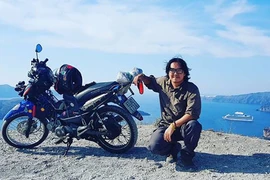 Chàng trai Việt "cưỡi" xe máy Honda Wave sang Pháp 