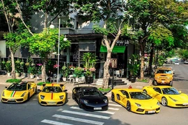 Dàn siêu xe tiền tỷ tại Sài Gòn tụ họp “đi uống cafe“