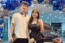 Tiền vệ Hoàng Đức dắt hotgirl mua Mercedes-Benz GLC hơn 2,5 tỷ