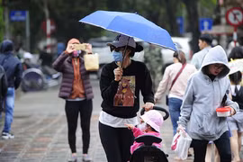 Du khách tham quan Đại Nội Huế đeo khẩu trang ngừa viêm phổi lạ