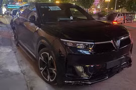 SUV điện VinFast VF9 tiếp tục lộ ảnh lăn bánh trên đường phố Việt