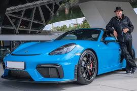Cụ ông 80 tuổi mua chiếc Porsche thứ 80 