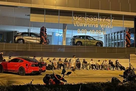 Hàng trăm khách Thái xuyên đêm chờ mua BYD Atto 3 của Trung Quốc