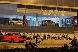 Hàng trăm khách Thái xuyên đêm chờ mua BYD Atto 3 của Trung Quốc