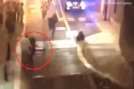 Clip: Cô gái tung “chiêu độc” giúp cảnh sát tóm gọn nghi phạm 