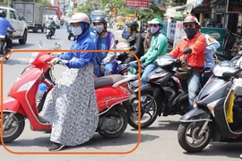 Phụ nữ cẩn thận các loại váy chống nắng khi đi xe máy