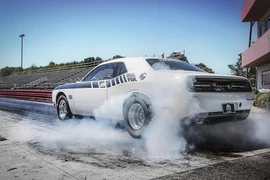 Đốt cháy đường đua cùng “gã cơ bắp” Dodge Challenger Drag Pak