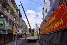 Xe cẩu hỗ trợ chuyển quà đến người dân khu phong tỏa ở TP.HCM