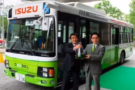 Xe bus đầu tiên trên thế giới chạy bằng... tảo biển