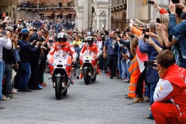 Xế đua MotoGP của đội Ducati “quậy tung” đường phố Ý