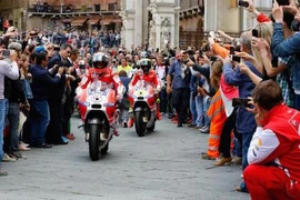 Xế đua MotoGP của đội Ducati “quậy tung” đường phố Ý